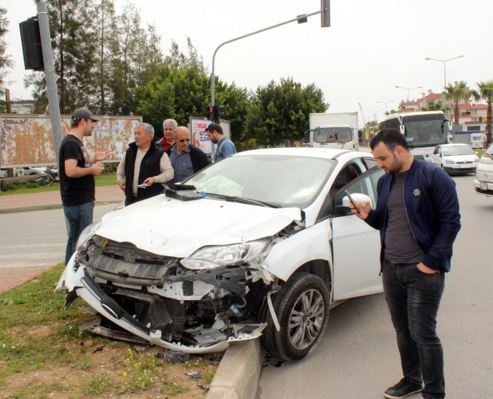 Manavgat’ta Trafik Kazası: 3 Yaralı