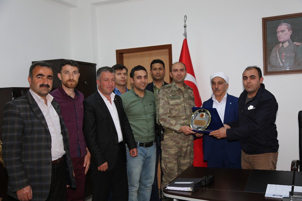 Şehit Ve Gazi Yakınlarından Tabur Komutanına Plaket