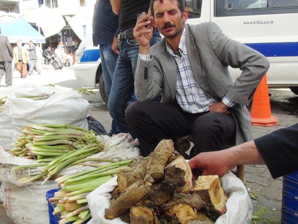 Bitlis’te Uçkun Tezgahlarda Yerini Almaya Başladı