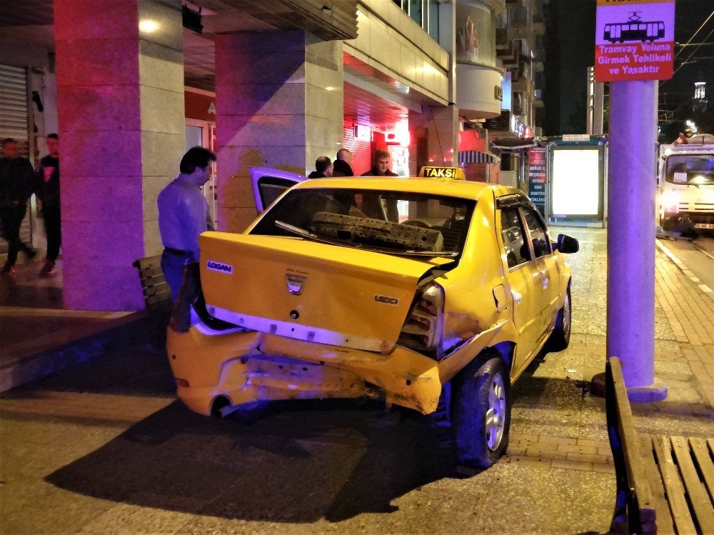 Bursa’da Kaza: Akadan Çarptığı Aracı Yaya Yoluna Fırlattı