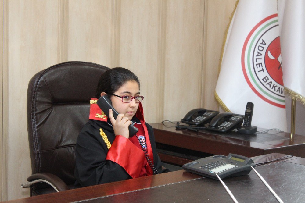 Denizli Cumhuriyet Başsavcısı Makamını Sembolik Olarak Çocuklara Teslim Etti