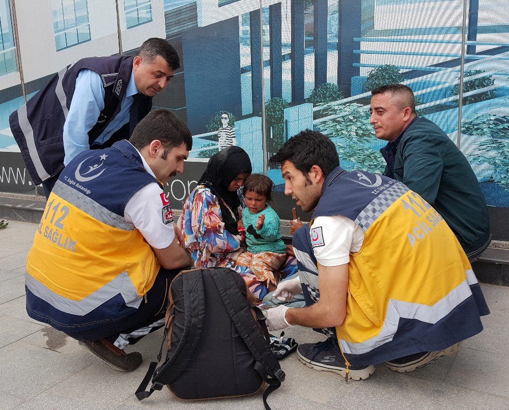 Çocuklarıyla Dilenen Suriyeli Kadın Yakalanınca Yaptığı Numaralara Rağmen Kurtulamadı