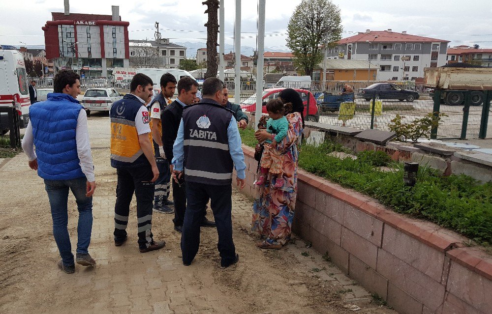 Çocuklarıyla Dilenen Suriyeli Kadın Yakalanınca Yaptığı Numaralara Rağmen Kurtulamadı