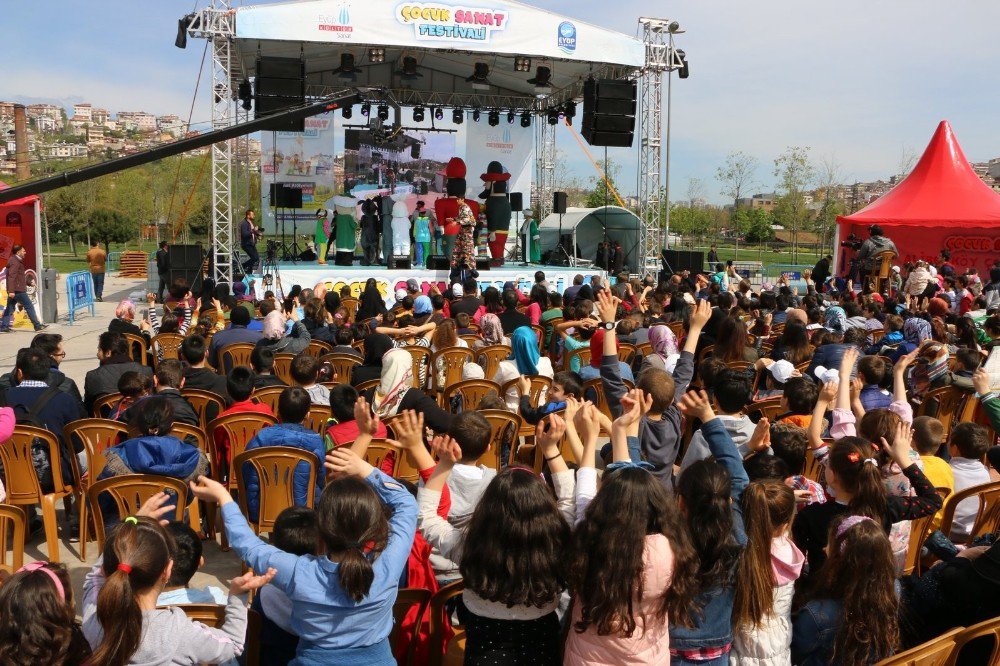 Eyüp’te Uçurtmalar Gökyüzünde Renk Cümbüşü Yaşattı