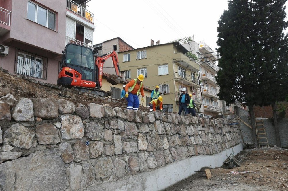 Konak’ta Çöken İstinat Duvarı Yapılıyor