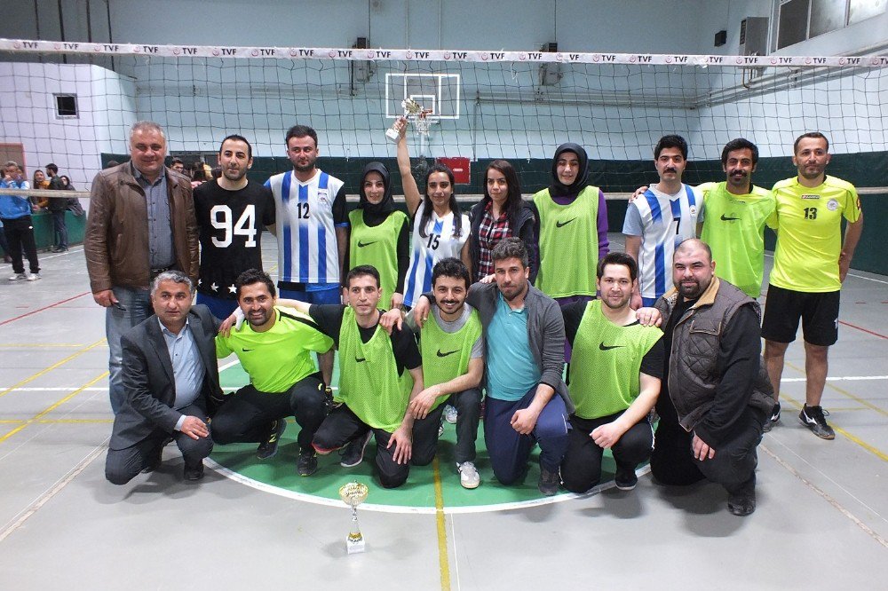 Hakkari’de Öğretmenler Arası Voleybol Turnuvası