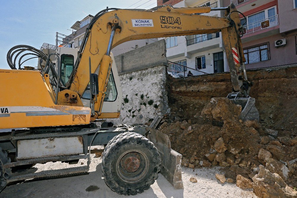 Konak’ta Çöken İstinat Duvarı Yapılıyor