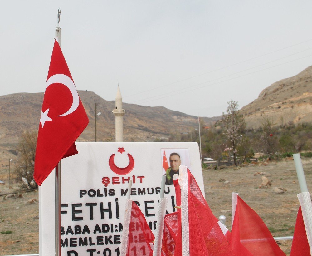 Memur-sen’den Şehit Polis Fethi Sekin’in Kabrine Ziyaret