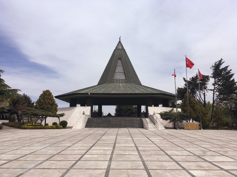 Merhum Başbakan Adnan Menderes’in Anıtmezarında Bakım Çalışması Yapıldı