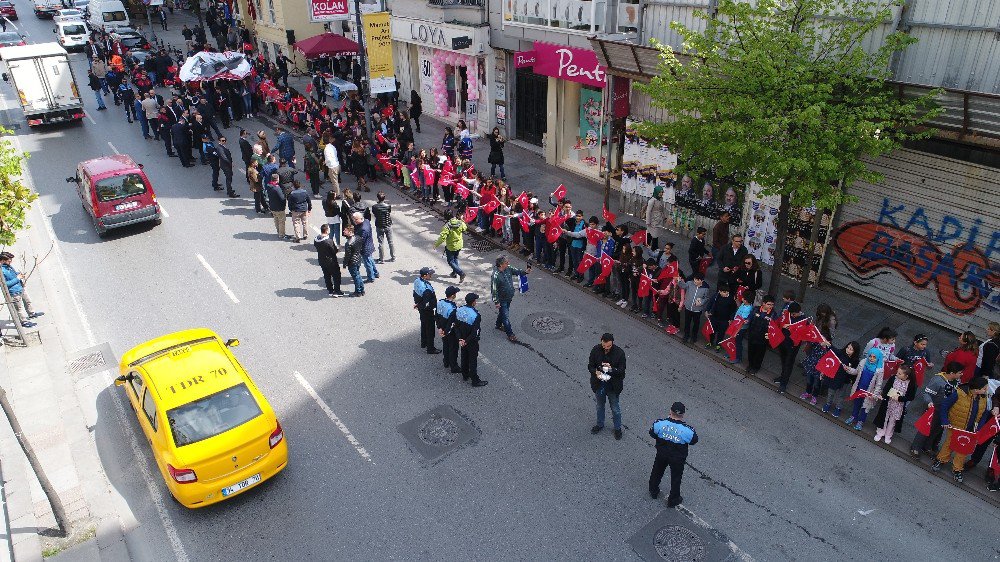 Şişli’de 23 Nisan Çocuk Zinciri Havadan Görüntülendi