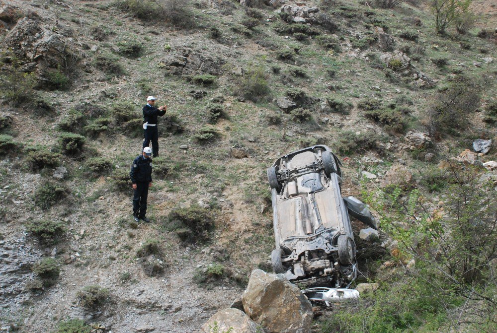 Uçuruma Yuvarlanan Otomobilden Sağ Çıktılar