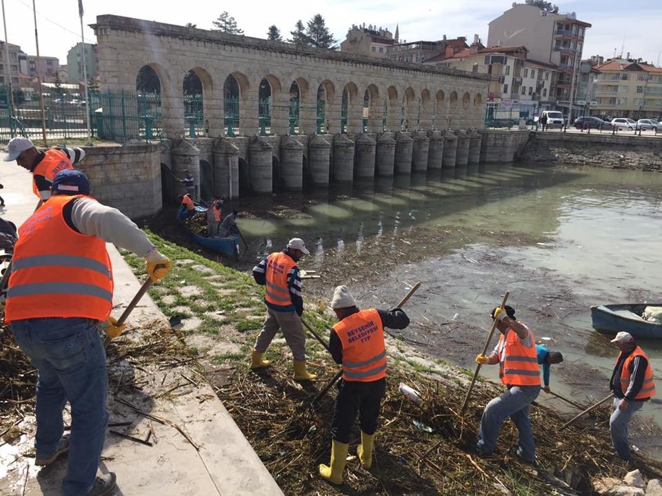 Beyşehir’de Kayıklarla Kıyı Temizliği