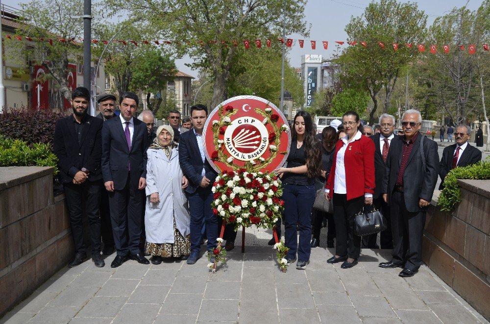 Chp Atatürk Anıtına Çelenk Sundu