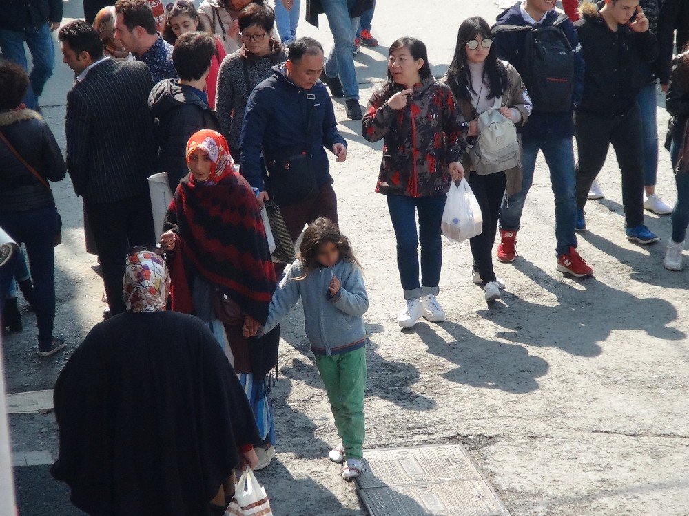 23 Nisan’da Dilenen Çocuklar Yürek Burktu