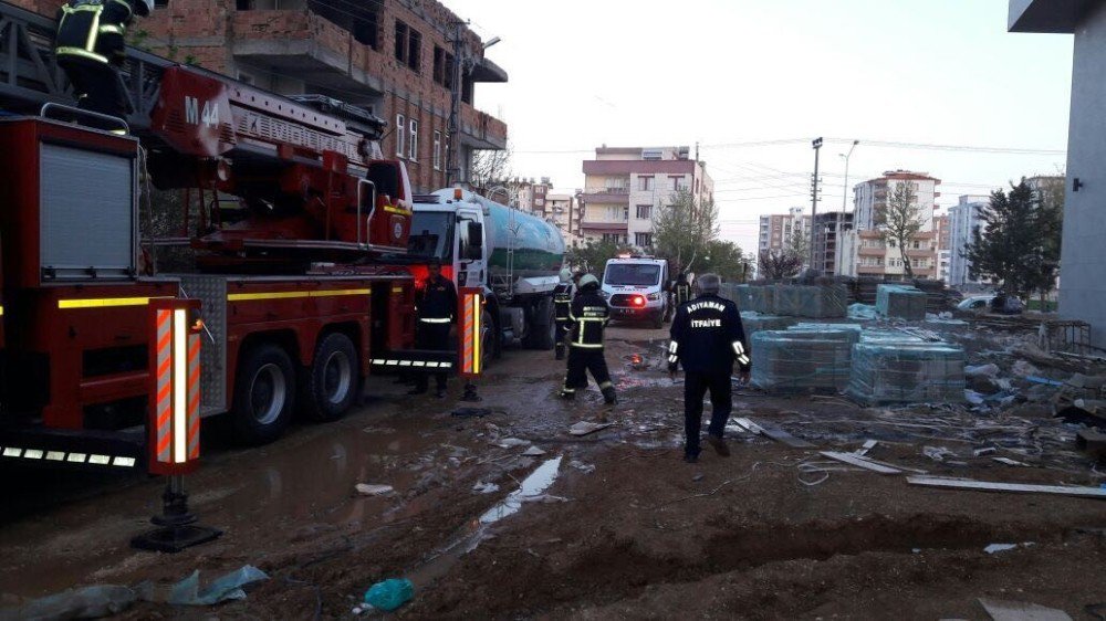 Otel İnşaatında Çıkan Yangın Paniğe Neden Oldu