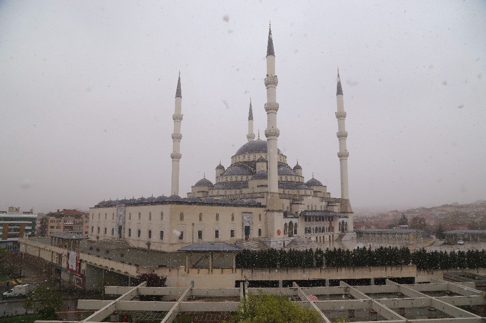 Başkente Nisan Ayında Kar Sürprizi