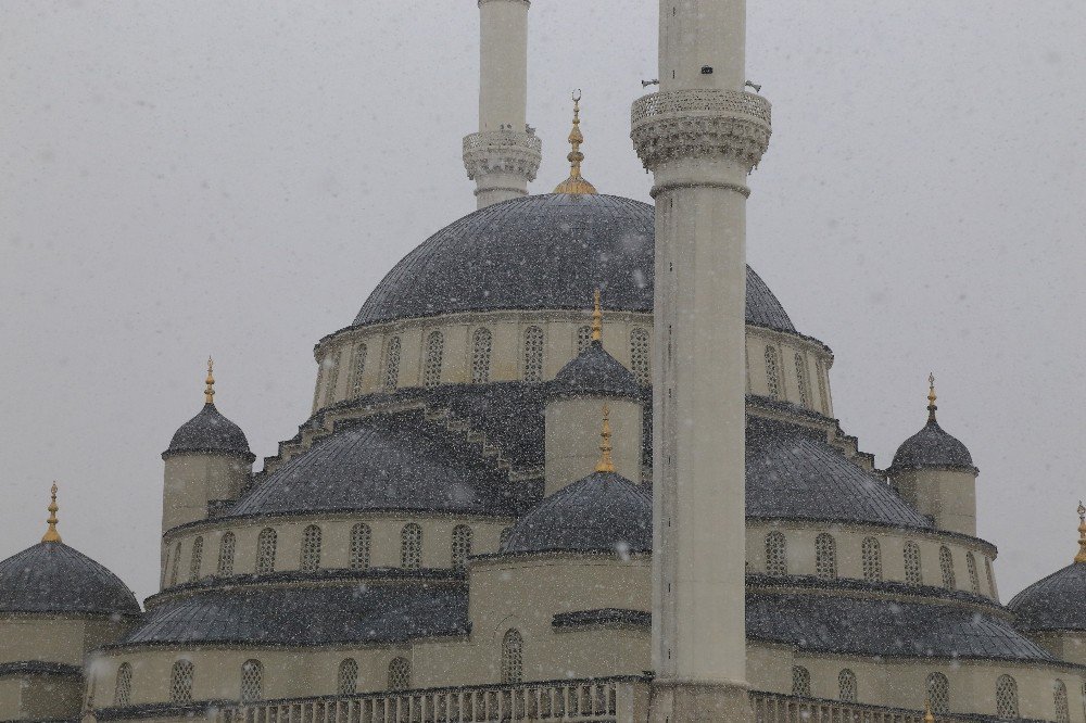 Başkente Nisan Ayında Kar Sürprizi