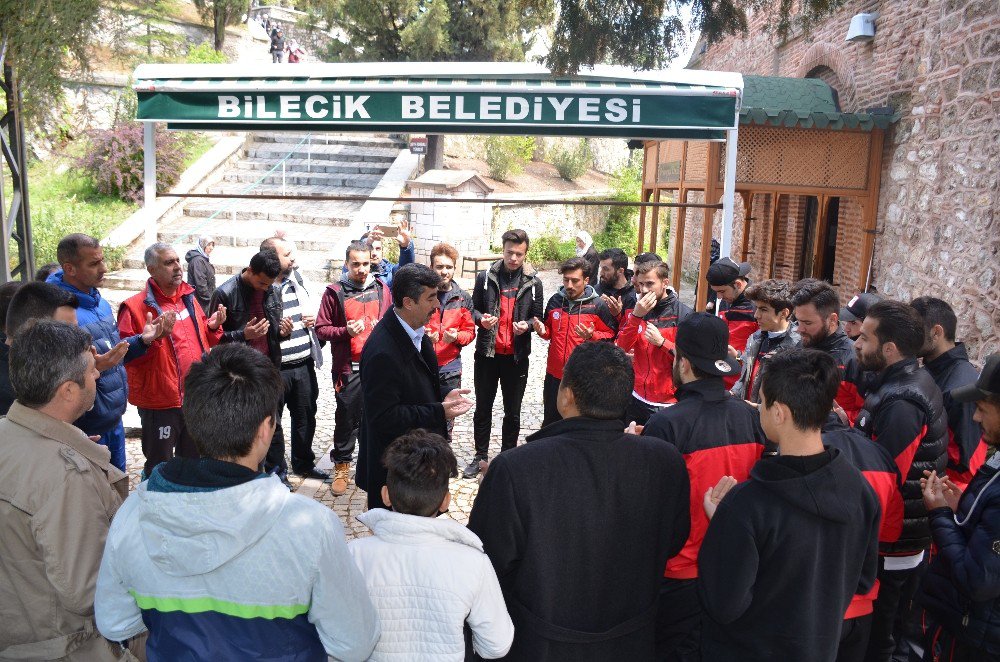 Bileciksporlu Oyuncular Zorlu Vitraspor Maçı Öncesi Şeyh Edebali Türbesini Ziyaret Etti