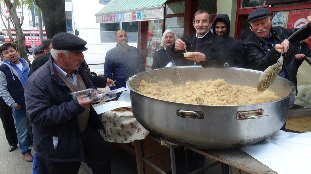 Bilecik’te Çarşı Esnafı Helva Dağıttı