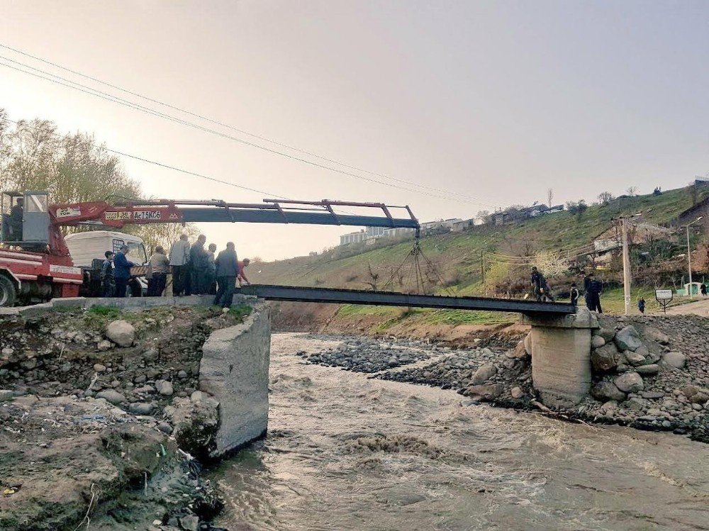 Selde Yıkılan Köprü Yerine, Yayalar İçin Geçici Köprü Yapıldı