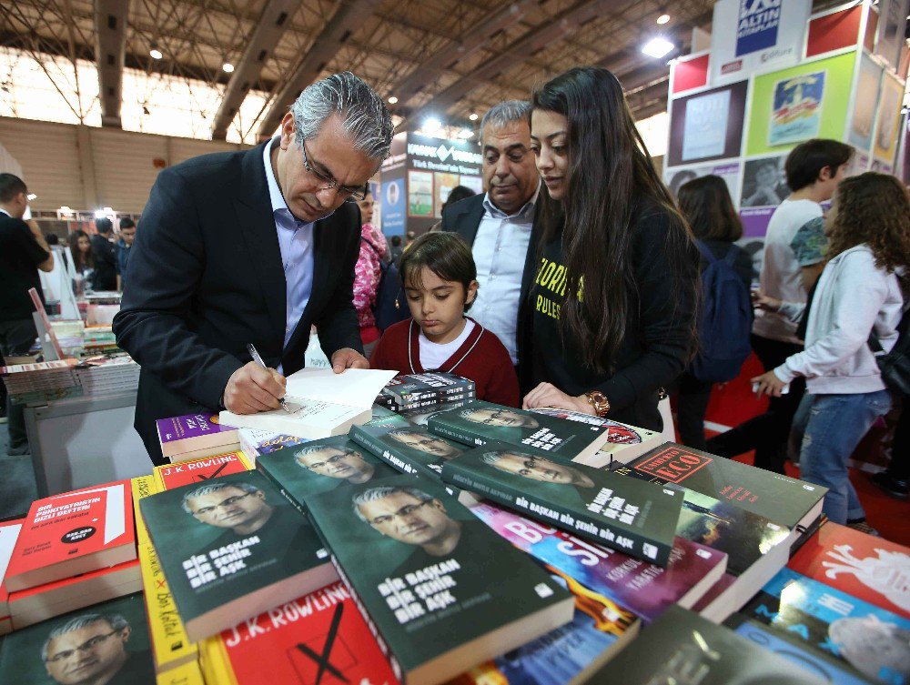 İzmir Kitap Fuarı’nda Akpınar İzdihamı