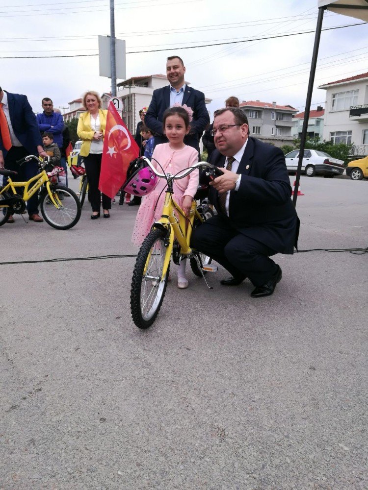 Biga Fenerbahçeliler Derneği Çocuklara Bisiklet Dağıttı