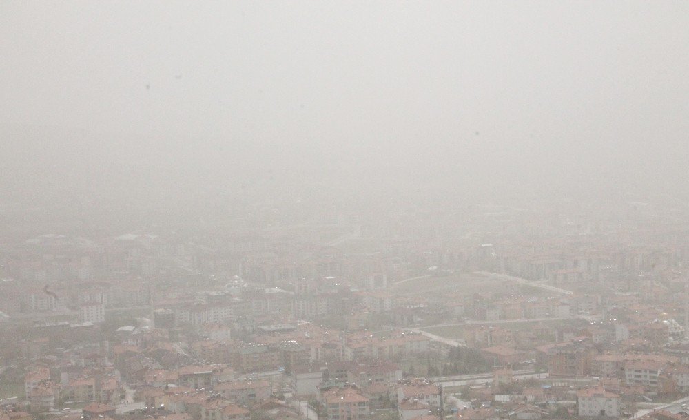 Elazığ’da Gökyüzü Tozla Kaplandı