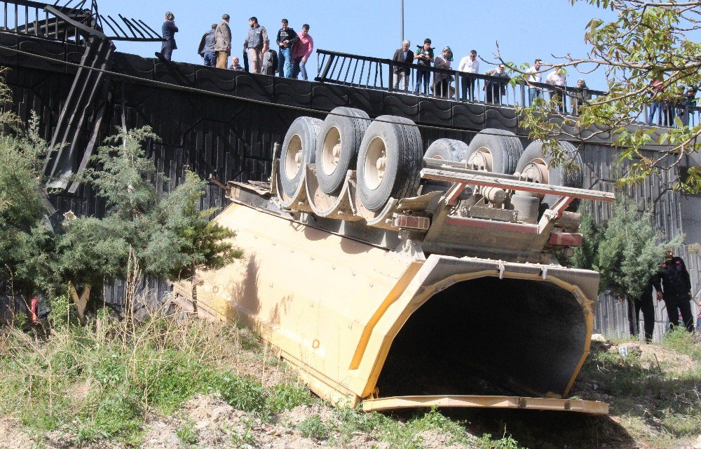 Üst Geçitten Düşen Kamyon Alev Alev Yandı: 2 Yaralı