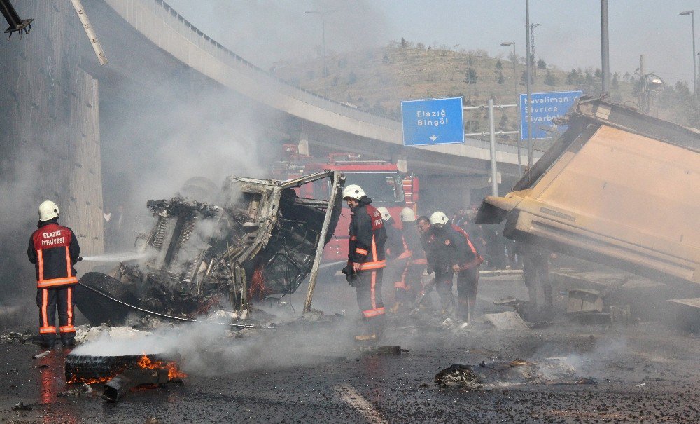 Üst Geçitten Düşen Kamyon Alev Alev Yandı: 2 Yaralı