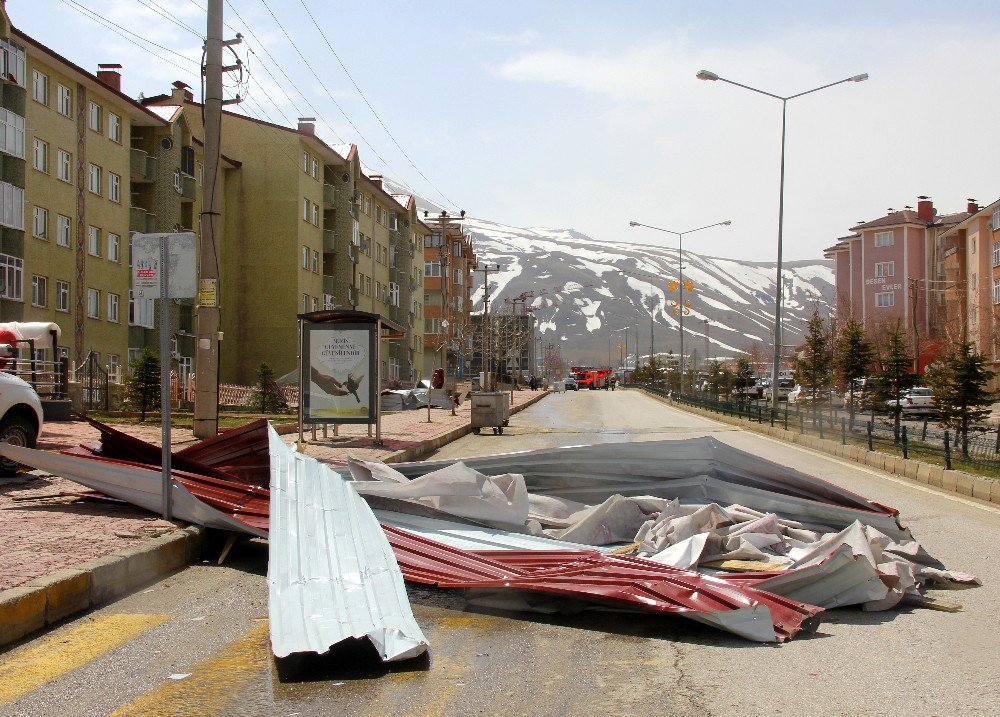 Erzurum’da Fırtına Çatıları Uçurdu