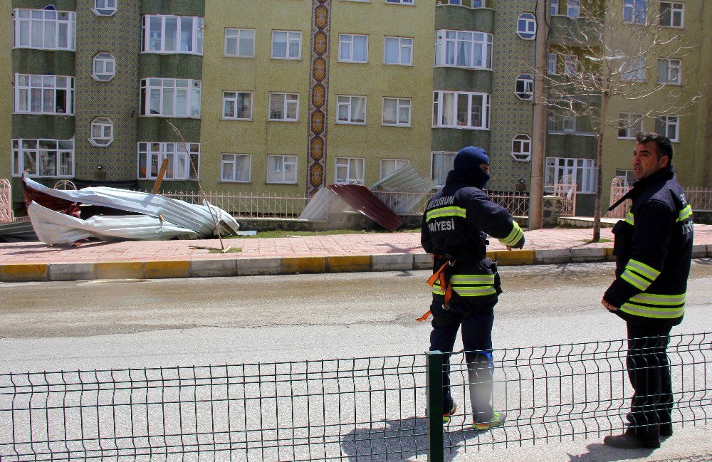 Erzurum’da Fırtına Çatıları Uçurdu