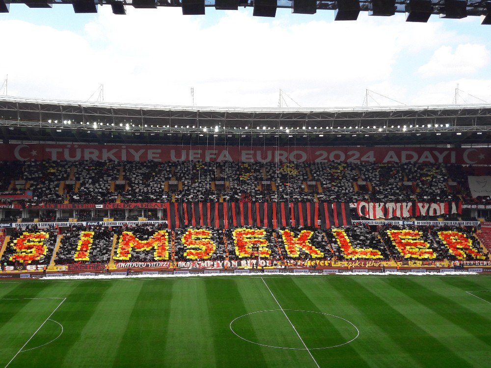 Eskişehirspor Taraftarından Şampiyonluk Koreografisi