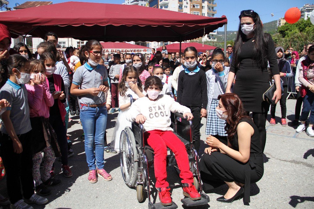 Kanser Tedavisi Gören Minik Sıla’nın 23 Nisan İsteği Bütün Okulu Gözyaşlarına Boğdu