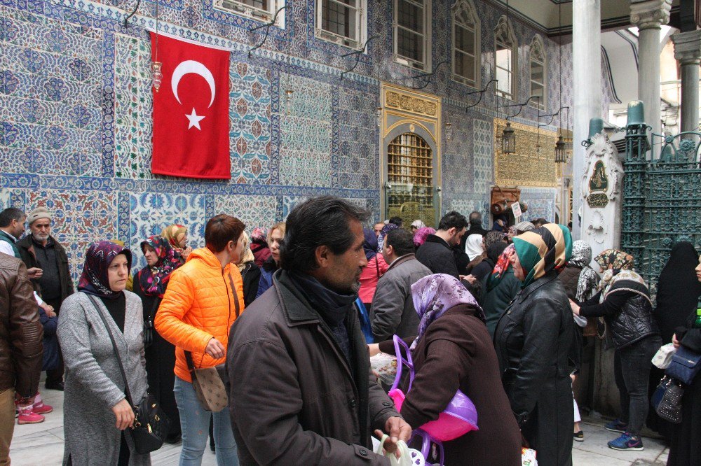 İstanbul’un Tarihi Camilerinde Miraç Kandili Coşkusu