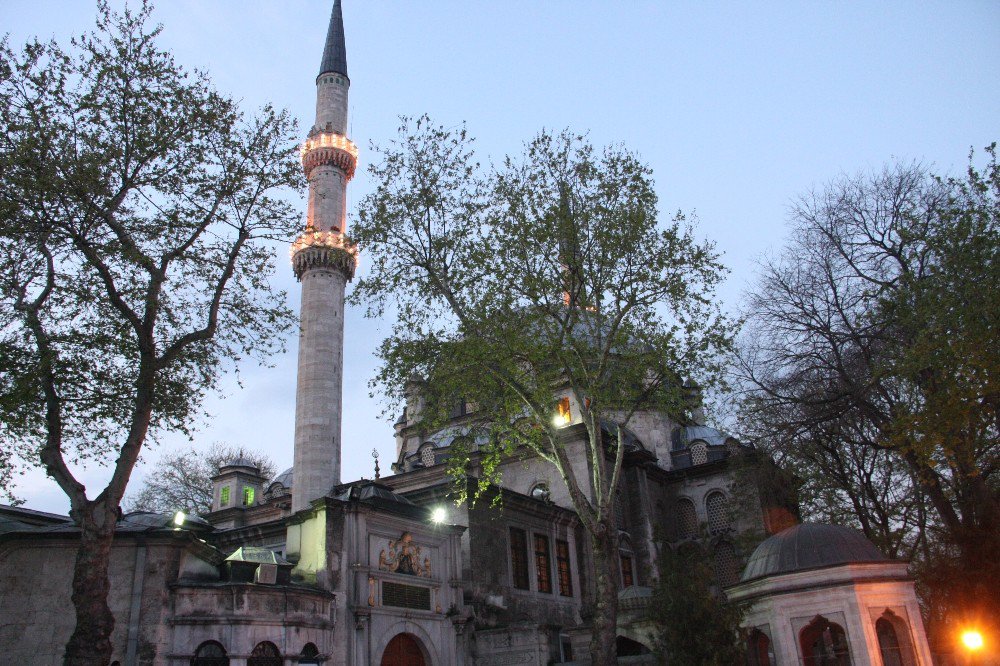 İstanbul’un Tarihi Camilerinde Miraç Kandili Coşkusu