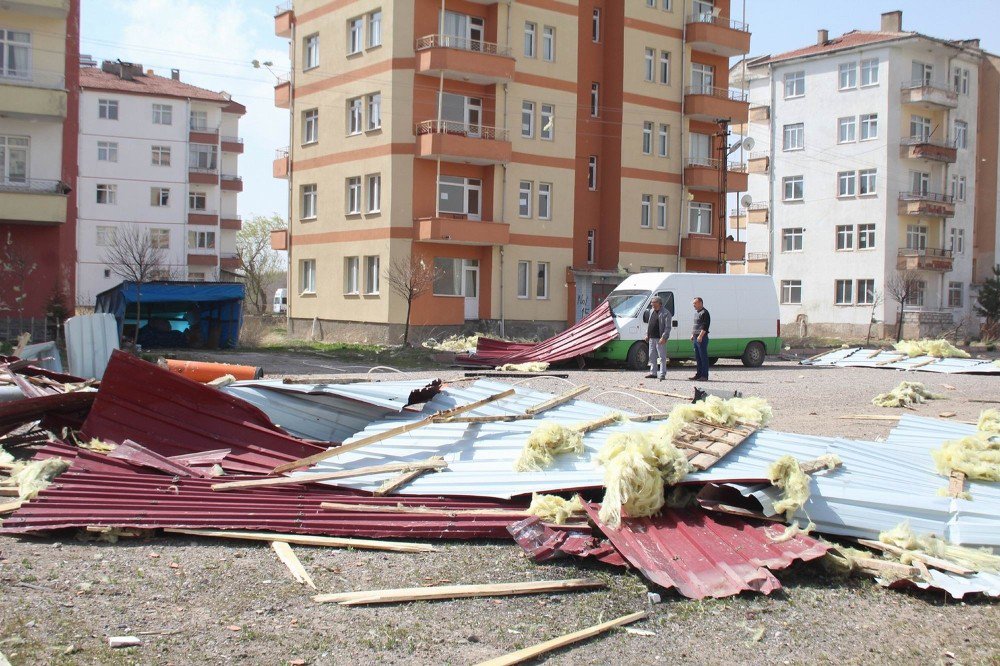 Şiddetli Fırtına İlçeyi Elektriksiz Bıraktı