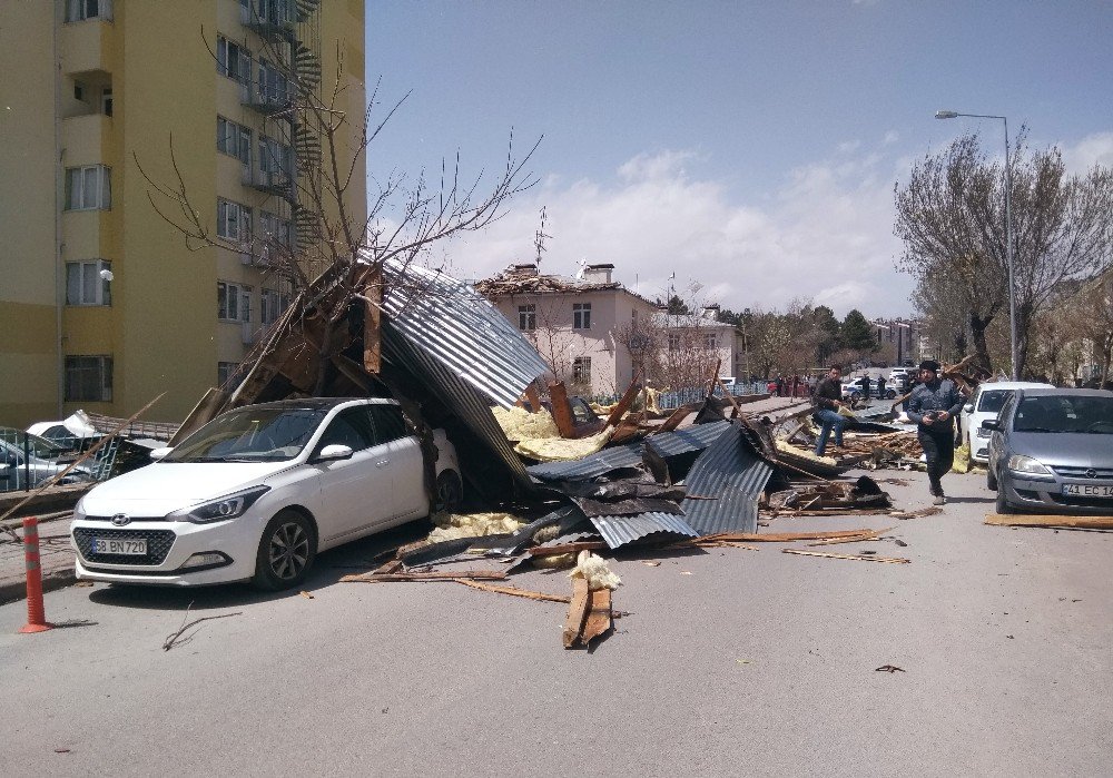 Sivas’ta Şiddetli Rüzgar Hayatı Felç Etti