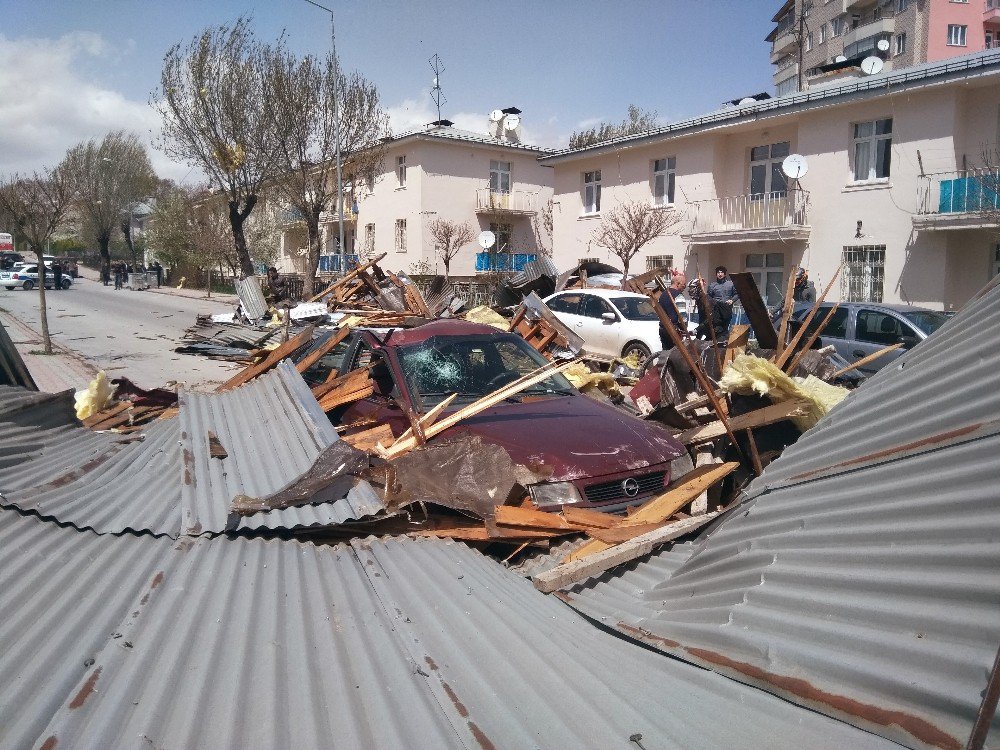 Sivas’ta Şiddetli Rüzgar Hayatı Felç Etti