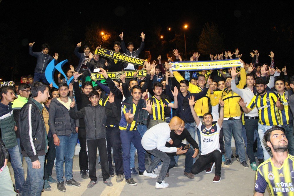 Fenerbahçeli Taraftarlardan Coşkulu Kutlama