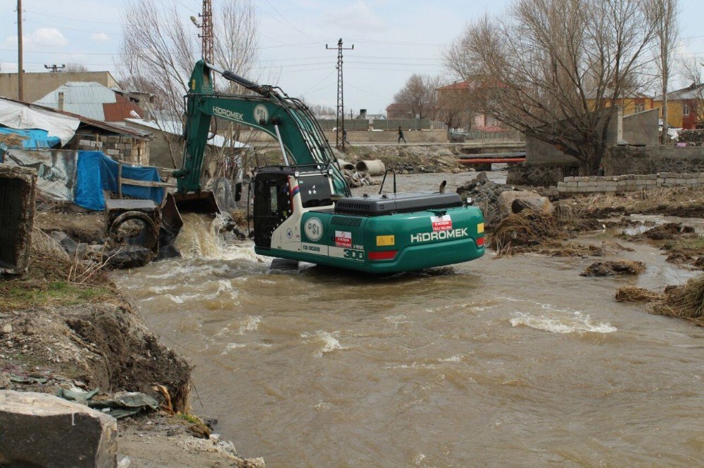 Çaldıran’da Dere Islah Çalışması