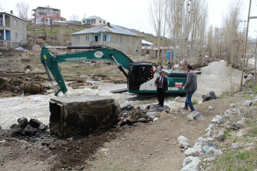 Çaldıran’da Dere Islah Çalışması