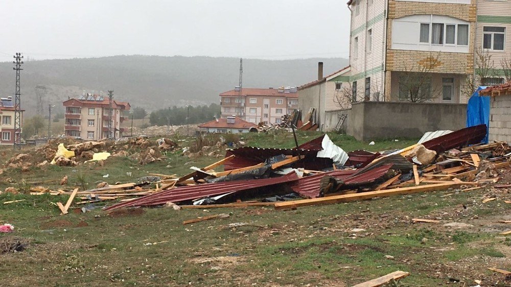 Yozgat’ta Şiddetli Rüzgar Çatıları Uçurdu