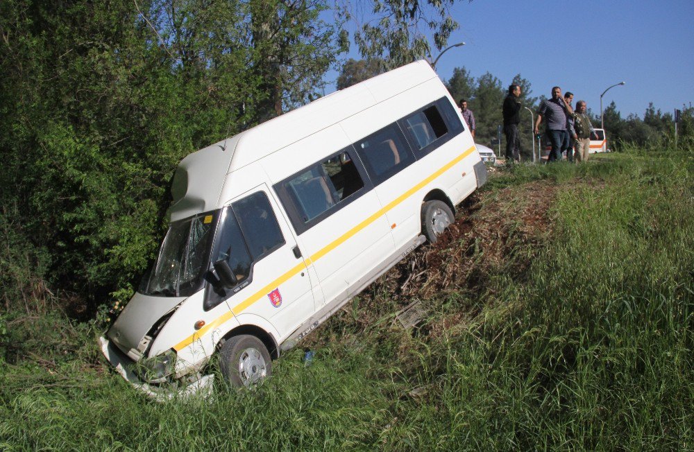 Adana’da Trafik Kazası: 1’i Ağır 13 Öğrenci Yaralı