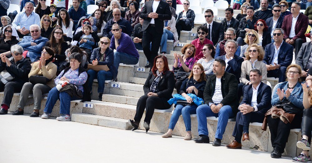 Çerçioğlu, Kuşadası’nda Çocuk Şenliği’ne Katıldı