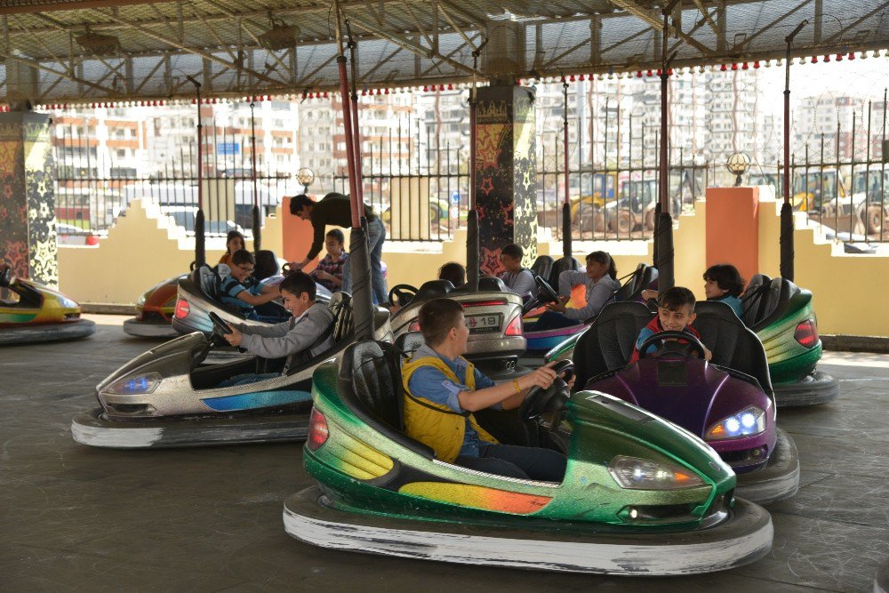 Dezavantajlı 50 Çocuk Lunaparkta Eğlendi