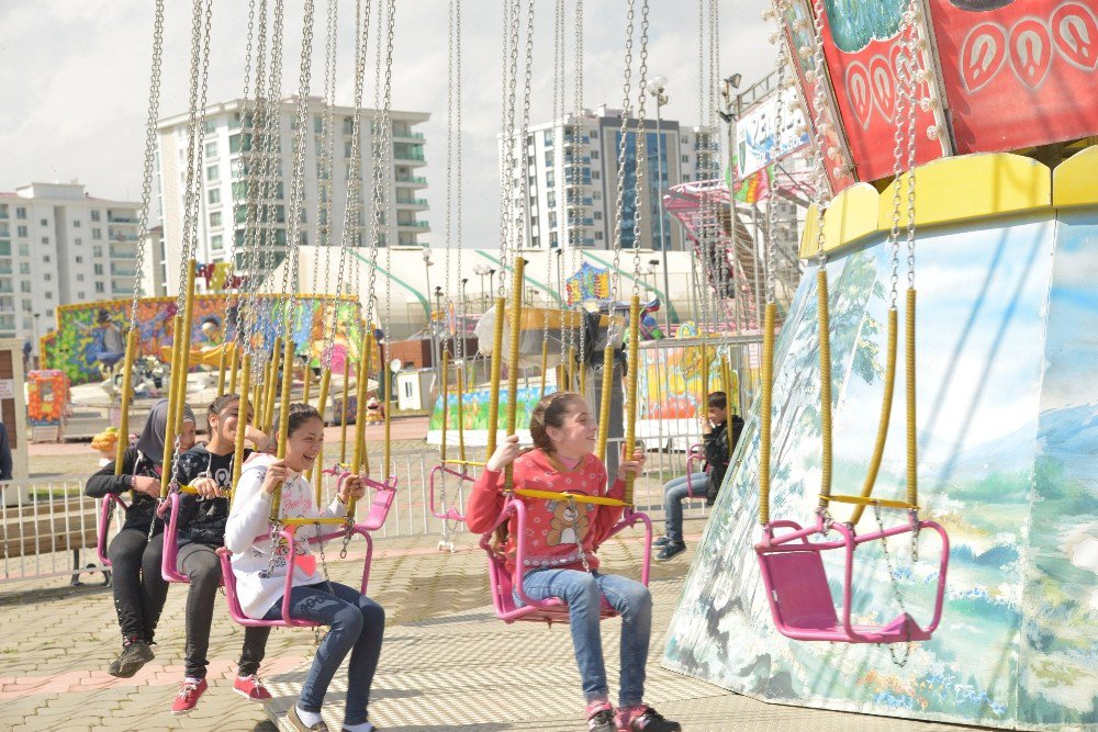 Dezavantajlı 50 Çocuk Lunaparkta Eğlendi