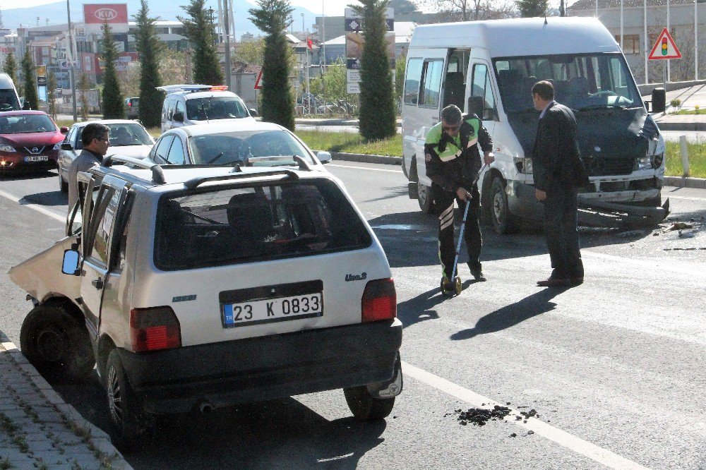 Öğretmenleri Taşıyan Servis İle Otomobil Çarpıştı:3 Yaralı