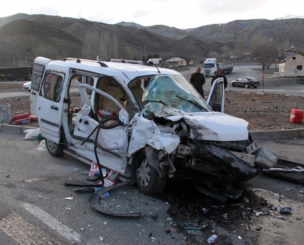 Erzincan’da Panelvan Tırın Altına Girdi: 2 Yaralı