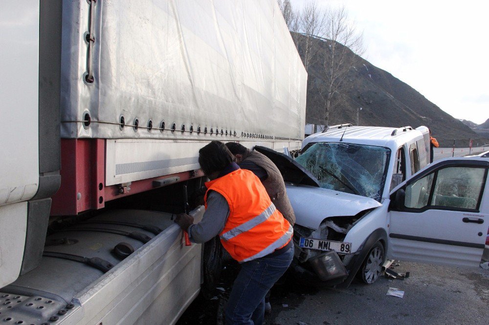 Erzincan’da Panelvan Tırın Altına Girdi: 2 Yaralı