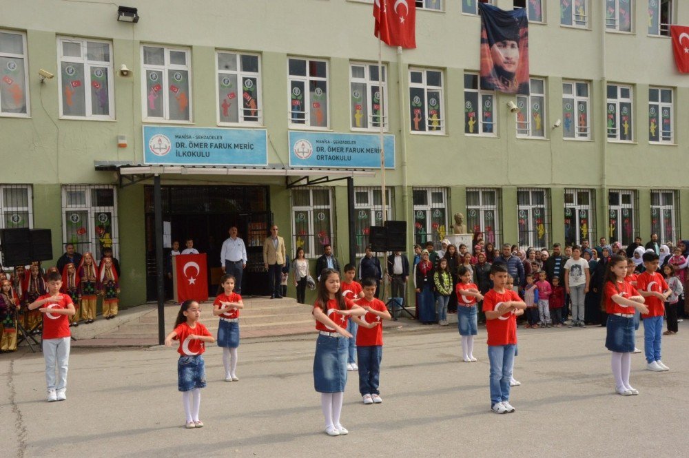 İstiklal Marşı’na İşaret Diliyle Eşlik Ettiler